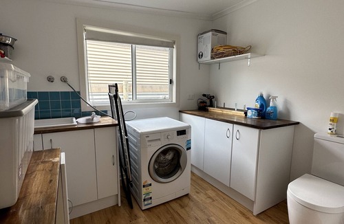 Golden Beach House | Cosy beach cottage! 800m to Golden beach, perfect for couples or families