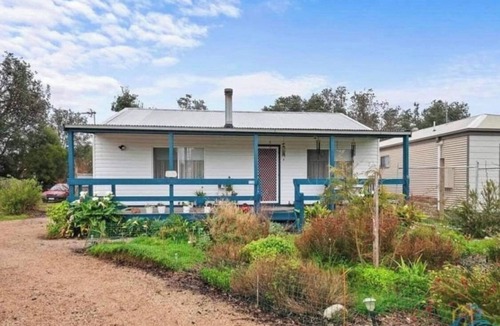 Golden Beach House | Cosy beach cottage! 800m to Golden beach, perfect for couples or families
