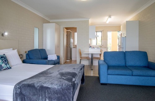 Batehaven Apartment | Cosy Beachside Apartment with a Sunrise Ocean View