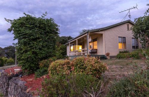 Mount Beauty House | Cosy Candlewick Cottage - A Mount Beauty Delight