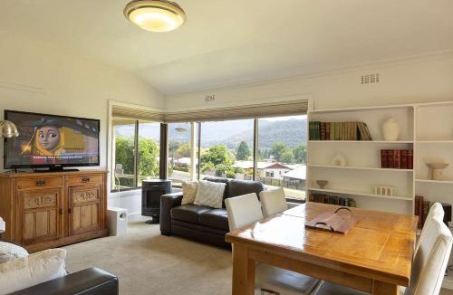 Mount Beauty House | Cosy Candlewick Cottage - A Mount Beauty Delight