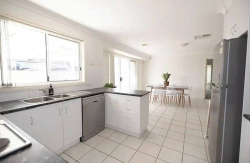 East Wagga Wagga Apartment | Cosy city escape, a short walk to the river!