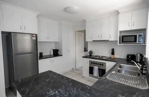 East Wagga Wagga Apartment | Cosy city escape, a short walk to the river!