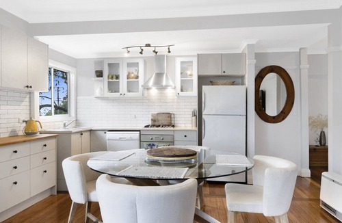Macmasters Beach House | Cosy coastal cottage with AC and walking distance to beach