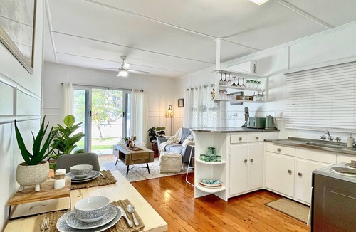 Mermaid Beach House | Cosy cottage, dog friendly, walk to beach, shops, bus, inc linen & toiletries
