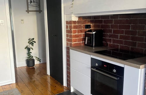 Newington House | Cosy cottage in Ballarat, close to VicPark, city and lake.