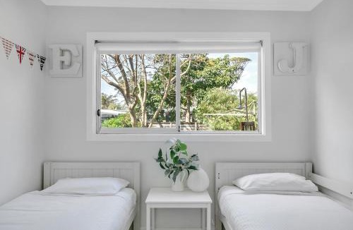 Broulee House | Cosy Getaway with Fireplace and Spacious Backyard