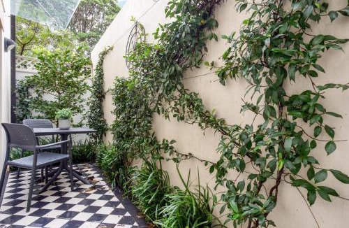 Lewisham Apartment | Cosy Inner West Studio with Courtyard