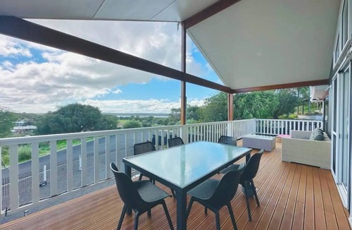 Preston Beach House | Cosy Lakeside Beach Retreat, lake views, pet friendly, sleeps 8, fishing, 4WD