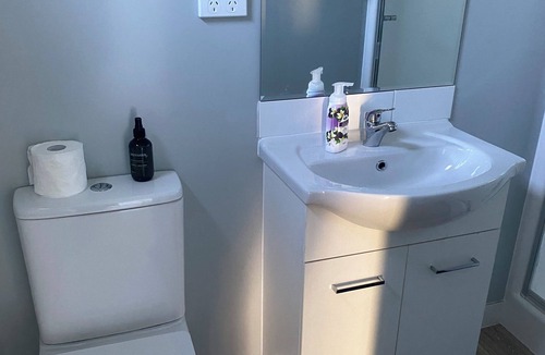 Bargara Apartment | Cosy little cabin 5 minutes from the beach.