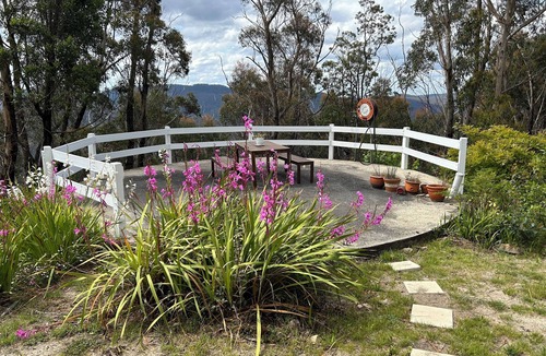 Mount Tomah House | Cosy Mountain Retreat with Stunning Views, Walks & Comfort in Mount Tomah