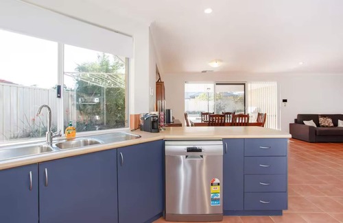 Baldivis House | Cosy Retreat, 10 minutes to beaches! Great for short or long stay holidays.