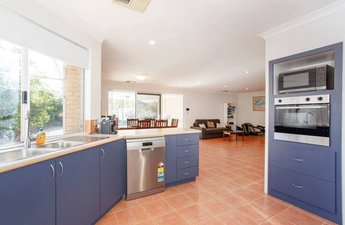 Baldivis House | Cosy Retreat, 10 minutes to beaches! Great for short or long stay holidays.