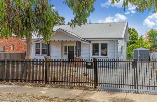 Bendigo House | COSY RETREAT ON FOREST - Offering 3 Comfortable Bedrooms - Sleeps Up to 6 - Please Note - If Booking for 5 or more guests all 3 rooms will be required