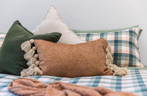 Bendigo House | COSY RETREAT ON FOREST - Offering 3 Comfortable Bedrooms - Sleeps Up to 6 - Please Note - If Booking for 5 or more guests all 3 rooms will be required