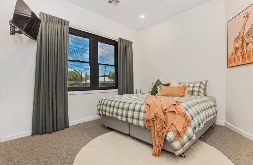 Bendigo House | COSY RETREAT ON FOREST - Offering 3 Comfortable Bedrooms - Sleeps Up to 6 - Please Note - If Booking for 5 or more guests all 3 rooms will be required