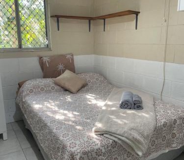 Jingili Bed & Breakfast | Cosy room tropical garden