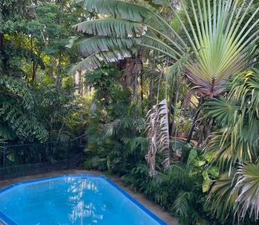 Jingili Bed & Breakfast | Cosy room tropical garden