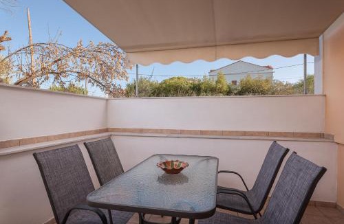 Ireon Apartment | Cosy Summer Studio by the Sea on Semi Basement Level