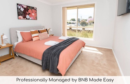 Orange Villa | Cosy Villa on McLachlan - Neat & Tidy, Walk to CBD