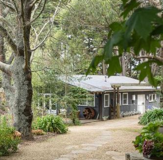 Red Hill South House | Cottage Enchantment - A Blooming Garden Getaway