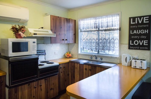 Manilla House | Cottage plus Caravan Stay close to CBD - FREE WiFi - Pet Friendly - Paragliding - Nature - Lake Keepit - Country Music