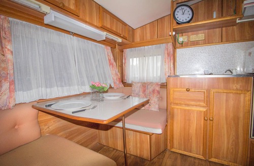 Manilla House | Cottage plus Caravan Stay close to CBD - FREE WiFi - Pet Friendly - Paragliding - Nature - Lake Keepit - Country Music