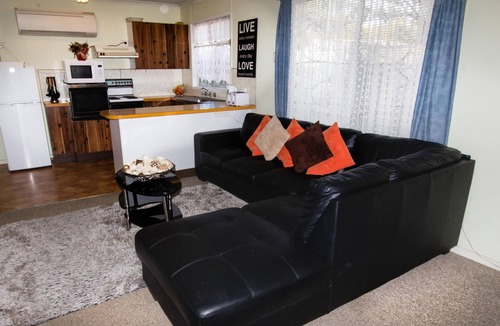 Manilla House | Cottage plus Caravan Stay close to CBD - FREE WiFi - Pet Friendly - Paragliding - Nature - Lake Keepit - Country Music