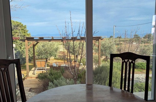 Rafina House | Cottage with access to airport and downtown athens