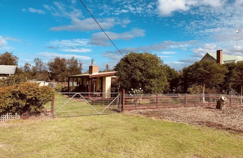 Woodside Beach Cottage | Cottage with spa and beach nearby