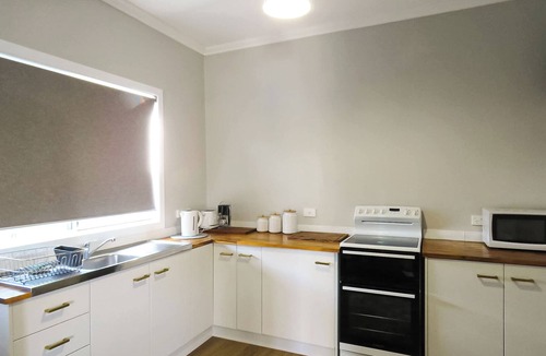 The Summit House | Country cottage in the heart of the Granite Belt