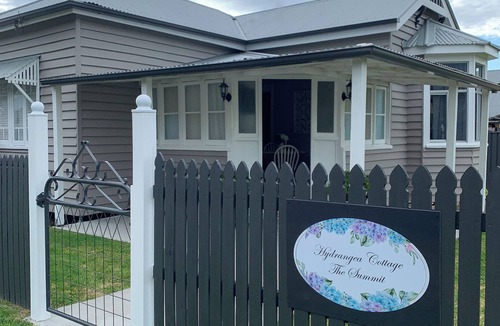 The Summit House | Country cottage in the heart of the Granite Belt