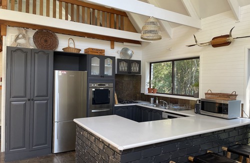 Crystal Creek Cottage | Country Getaway at Crystal Creek - Sleeps 9