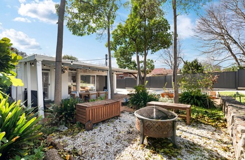 Fullarton House | Courtyard Cottage—Unique Garden Escape near City