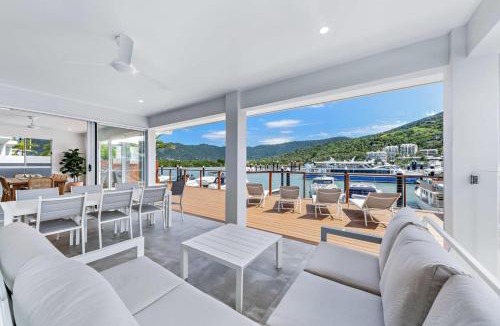 Airlie Beach House | Cove 18 - Luxury beach house