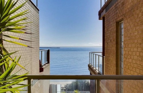 Cowes Apartment | COWES BEACHFRONT RETREAT - WiFi + Netflix