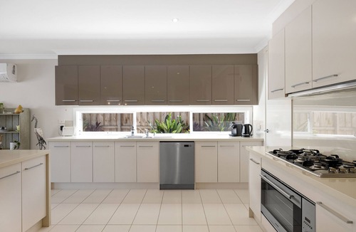 Cowes House | Cowes - Modern 5 Bedroom house with solar heated swimming pool, spa & sauna