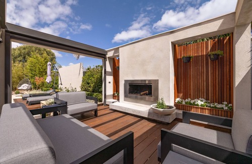 Cowes House | Cowes - Modern 5 Bedroom house with solar heated swimming pool, spa & sauna
