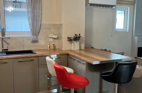 Peiraiki Apartment | Cozy 1-Bedroom Apartment in Piraiki - Near the Sea & Port