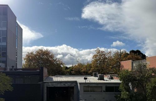 Hawthorn Apartment | Cozy 1BR Apt Walk to Swinburne & Glenferrie Rd