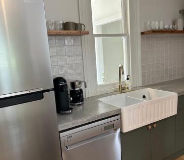 Golden Point House | Cozy 2 bedroom cottage - Newly renovated, perfect location for best of Ballarat