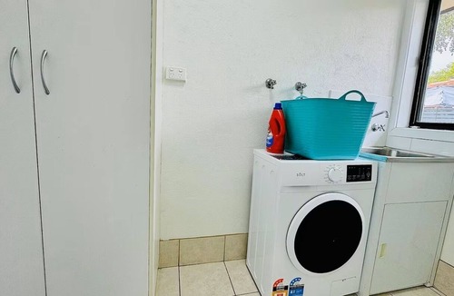 Albury Apartment | Cozy 2BR Retreat, 3-Minute Drive to Albury Airport