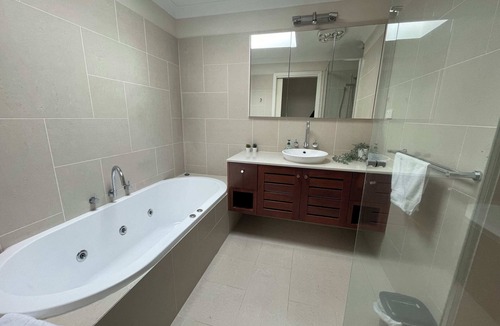Mentone House | Cozy 2BR Unit Near Beach and Shops in Mentone