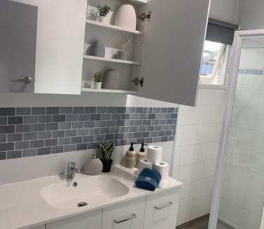 Kallangur Apartment | Cozy 3 bedroom and office space in center of Kallangur