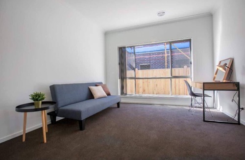 Point Cook House | Cozy 5BR House - Discover Aviation History