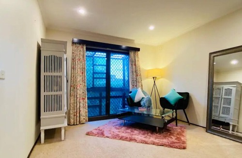 Mill Park House | Cozy comfy green house