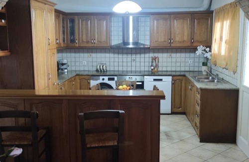 Petaleia House | Cozy Family House 50 meters from the beach!
