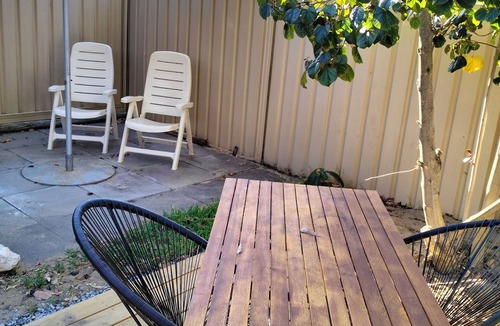 Quinns Rocks Cottage | Cozy Granny flat - Separate garden close to beach