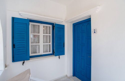 Mikri Vigla Apartment | Cozy Ground Floor Double Apartment with Garden View