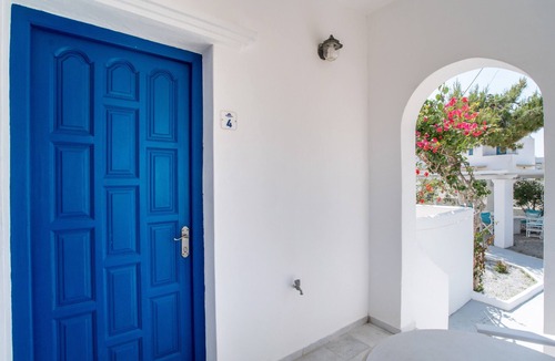 Mikri Vigla Apartment | Cozy Ground Floor Double Apartment with Garden View